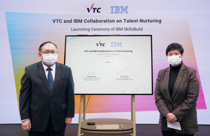 VTC資訊科技學科學術總監梁興邦博士（左）及IBM香港區總經理黃潔儀（右）代表簽訂合作協議，共同推廣數碼技能培訓。