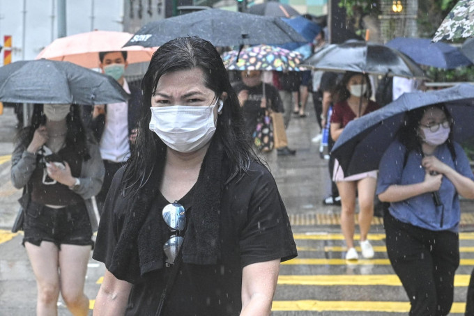 雨带会继续在今日及未来数天为香港带来骤雨及狂风，海面亦有涌浪。