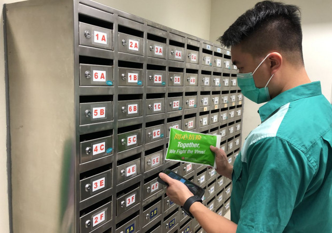 香港郵政會由下星期二（六月三十日）開始陸續向全港約二百八十八萬個住宅地址派送口罩。
