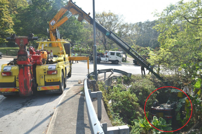 拖车到场将涉事私定车吊运回路面。林思明摄