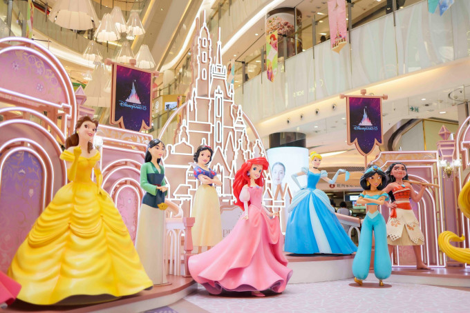  14位迪士尼公主、女王塑像及近5米高奇妙梦想城堡于MOKO新世纪广场登场。