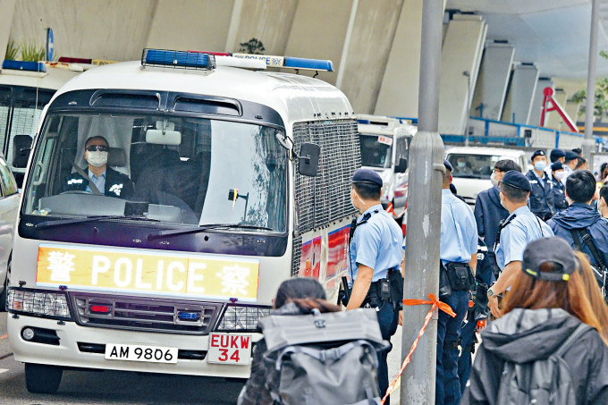 通宵扣查被告由警車解送到庭。