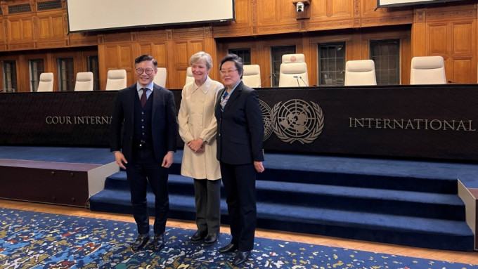 律政司副司长张国钧（左）与联合国国际法院法官薛捍勤（右）和法官Hilary Charlesworth（中）于荷兰海牙的国际法院合照。政府新闻处