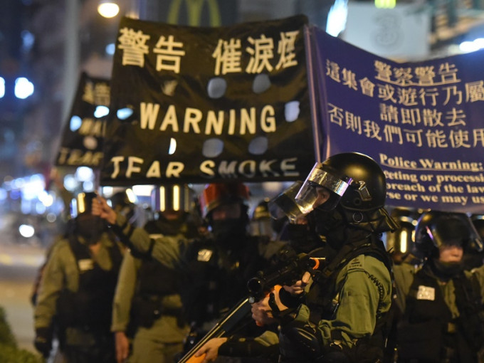 當日荃灣大批示威者堵路防暴警要施放催淚彈驅散。資料圖片