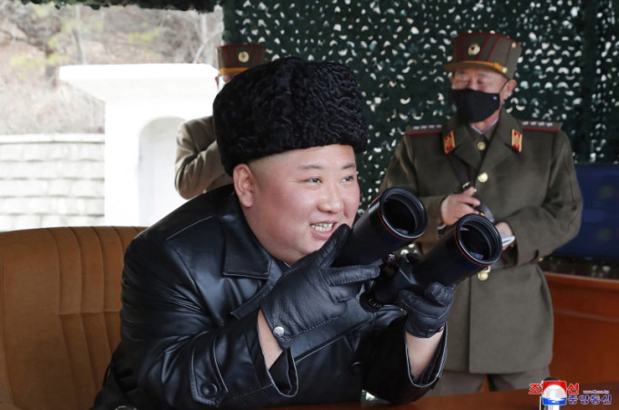 陪同的朝鲜人民军总参谋长朴正天佩戴黑色口罩参加训练，但金正恩并未戴口罩。AP