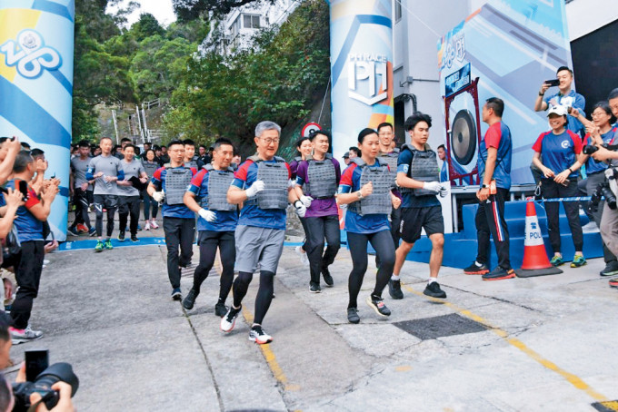 第二届「八乡障碍赛」警务处处长萧泽颐主持起步礼，并参与「处长邀请赛」。