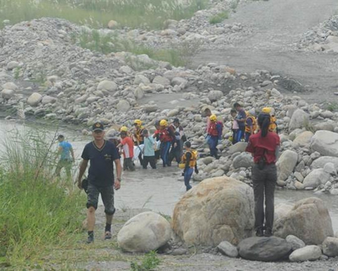 苗栗县消防局与救援人员再度展开搜救。
