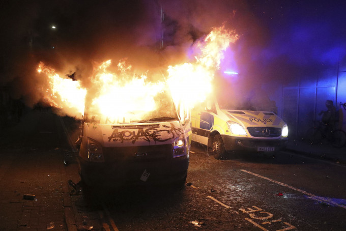 英国布里斯托城周日(3月21日）晚爆发暴力冲突，示威者游行，反对新法案，晚上演变成暴乱。AP