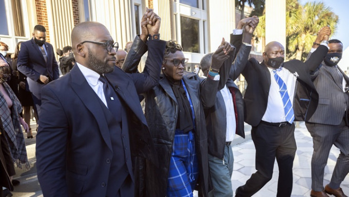 凶案死者阿伯里的家人听取判刑后，有支持者向她欢呼。AP图片