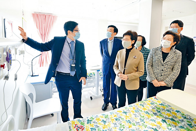 ■林郑月娥出席北大屿山医院香港感染控制中心启用仪式，听取职员介绍设施。