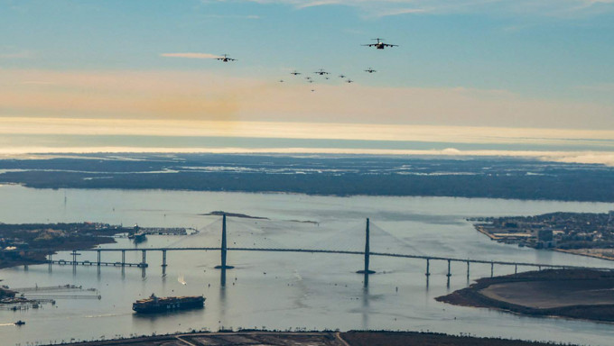 24架C-17运输机在演习中编队飞越罗芙奥大桥，场面壮观。
