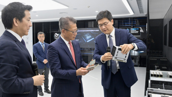 到访上海期间，陈茂波到访一家从事人工智能芯片和云计算的企业。（陈茂波网志图片）
