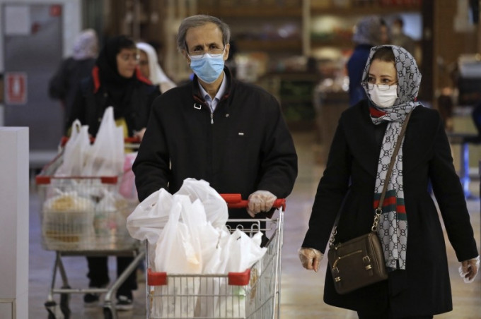 截至周三，伊朗共有二千九百二十二宗新冠肺炎確診個案，九十二人死亡。AP
