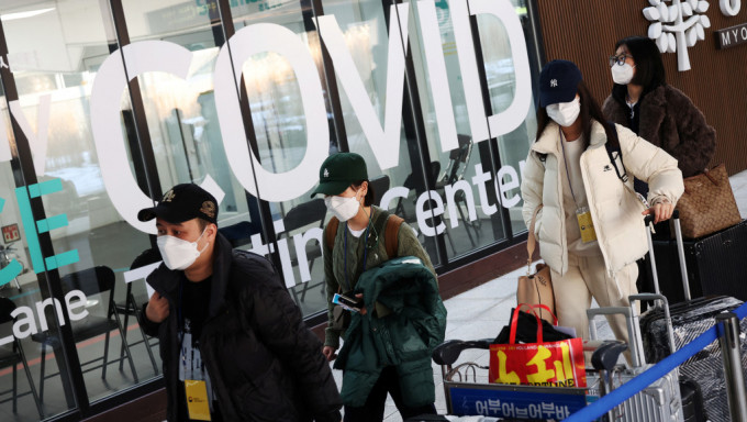 中国内地入境短期居留旅客要在机场接受核酸检测。 路透社