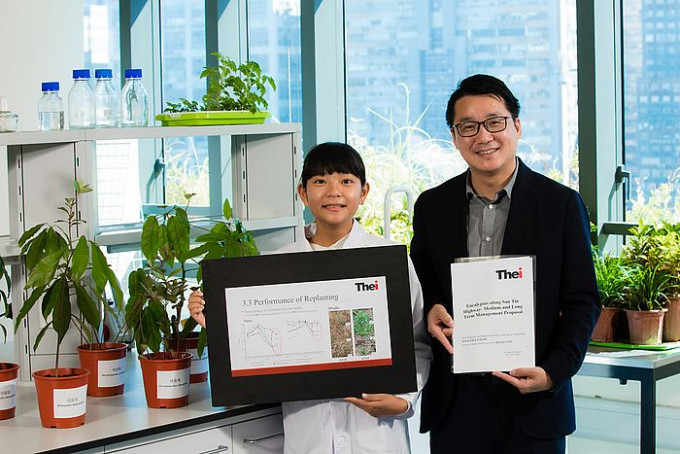 張浩（右）及劉鈞妍（左）受路政署委託，研究為新田公路物色適合樹木，減低意外機會。