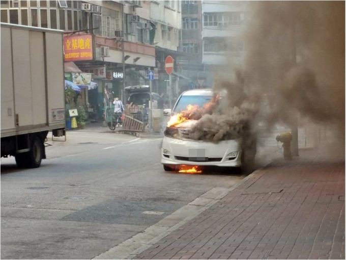 旺角一輛白色7人車自焚。FB群組「馬路的事討論區」Bosco Chu圖片
