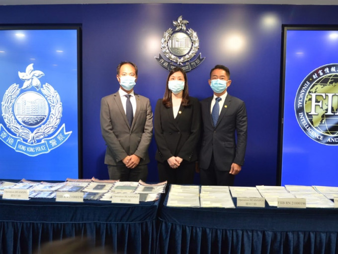 警方财富情报及调查科讲述破案经过，由右至左：警司邹祥有、郑丽琪及高级督察黄首洛。