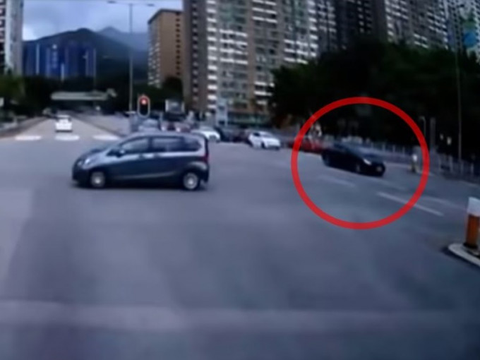 有車CAM拍攝到先有一輛黑色私家車衝燈直駛。網上影片截圖