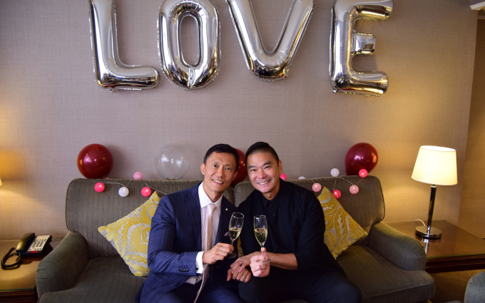 邓达智及陈梓欣喺酒店庆祝结婚三周年，房间布置好浪漫。