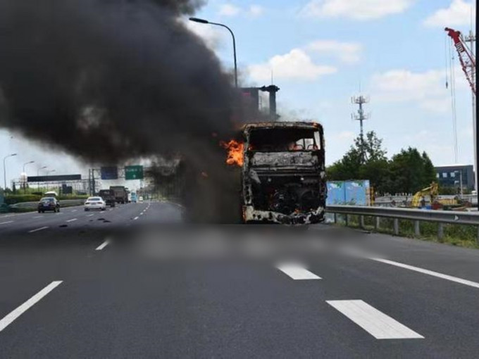 杭州一輛大巴在往機場方向的高速公路上突然自燃。　網圖