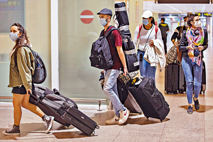 一批旅客周二抵达西班牙巴塞隆拿机场。