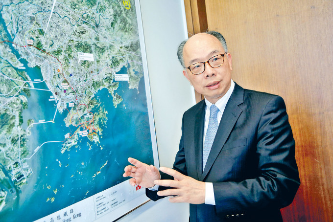 陳帆指出，本港的貨櫃碼頭能發揮中轉港的角色，鞏固航運中心的功能。