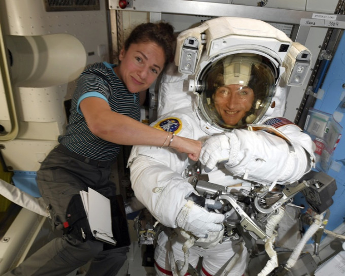 女太空人科克(右)與邁爾(左)將進行太空漫步。AP