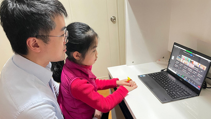 教育局政治助理施俊輝女兒在講座上分享接種疫苗的體驗。
