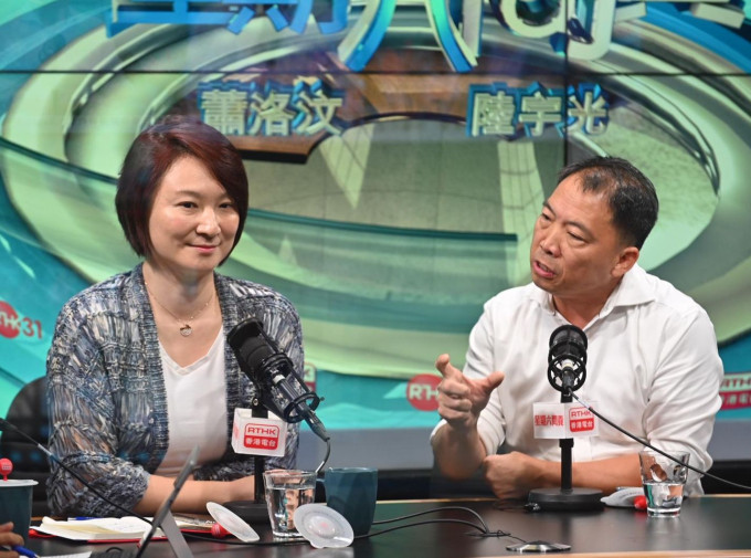 李慧琼与胡志伟出席电台节目。