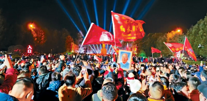 数万民众涌向韶山，高举毛泽东画像，齐唱《国际歌》。