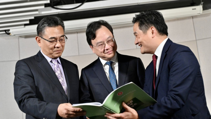 黄元山（右）感谢包括杨德斌（左）和卢煜明在内的专家组成员，在施政报告谘询期间提供宝贵意见。政府新闻处