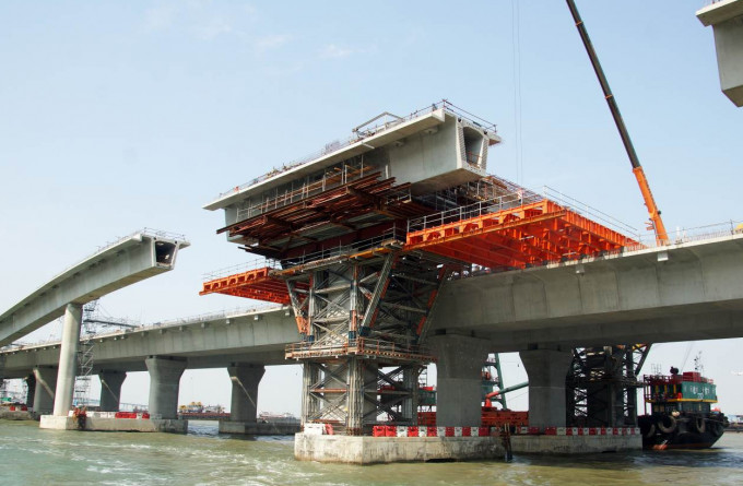 廉署再起诉2名顾问公司董事，涉港珠澳大桥工程混凝土砖测试记录造假案。 资料图片