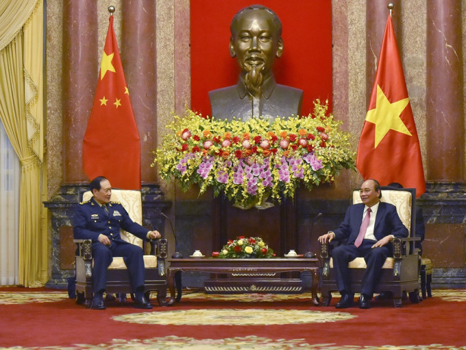 越南国家主席阮春福（右）表示，反对任何势力干涉中国内政。新华社图片