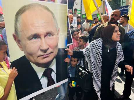 約旦西岸希伯倫周五有大批巴人示威聲援加沙巴人，期間有人展示俄總統普京的照片。路透社