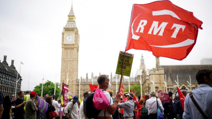 英国铁路及RMT工会成员因加薪谈判破裂将举行大罢工。AP