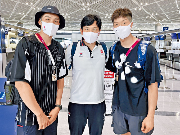 ■奧運金牌劍神張家朗（右）昨與隊友張小倫（左）及總教練鄭兆康赴深圳備戰全運會。