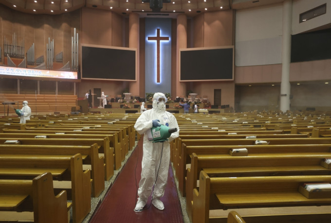 南韓一輪疫情的風險隱憂，主要由愛第一教會群組的感染蔓延引起。AP圖