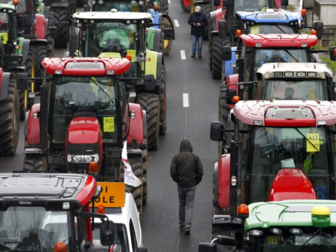 近千輛拖拉機從法國南、北部出發，駛到巴黎市中心堵路抗議。AP