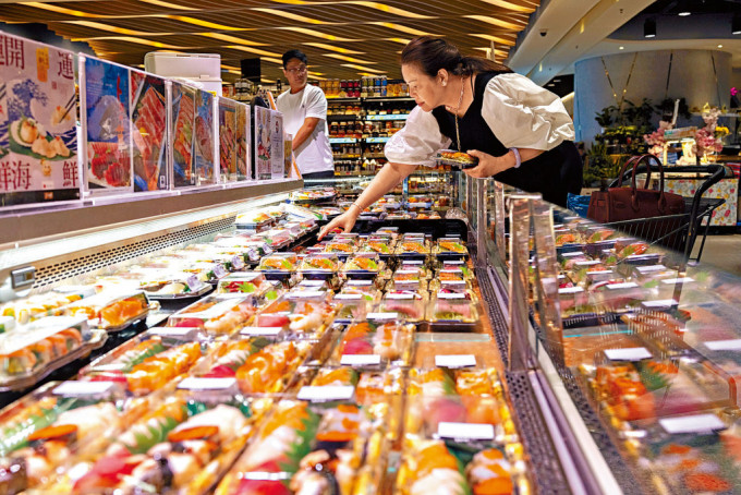 香港酝酿禁止源自日本水产进口。市民购买日式食品料受影响。