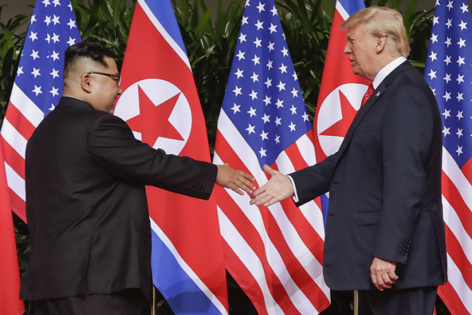 特朗普（右）将于2月份与北韩领袖金正恩举行（左）会面。AP资料图片
