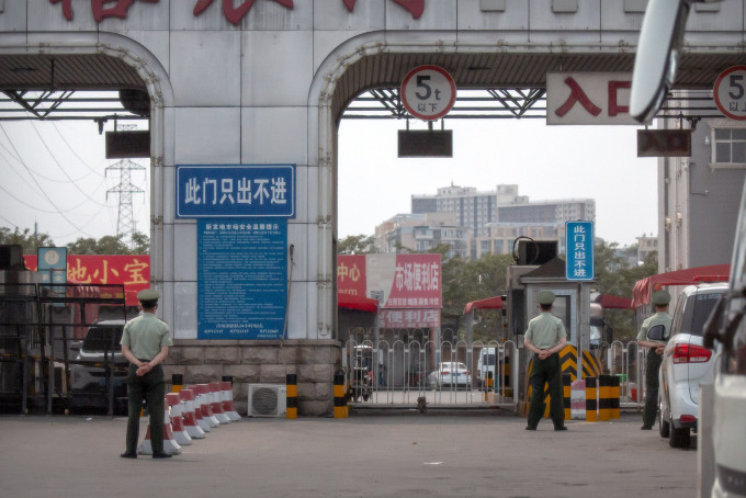疫情爆發點北京新發地市場現已關閉。 AP