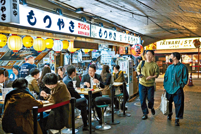 ■客人周三在东京一间居酒屋吃晚饭。