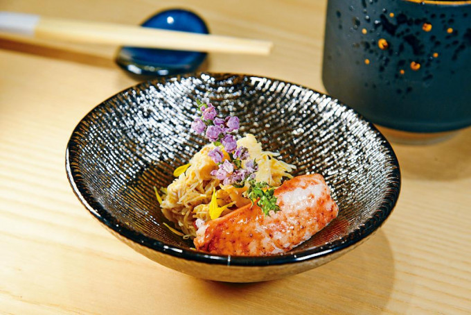 北海道毛蟹
每日由师傅新鲜生拆的毛蟹蟹肉，爽甜弹牙，毋须多加调味，吃起来原汁原味。