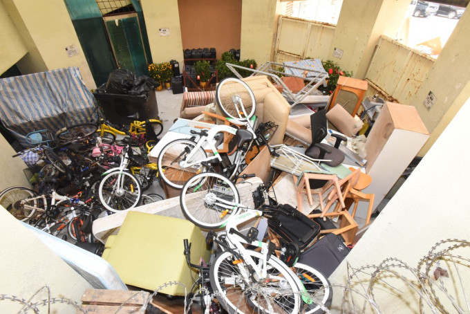 有多部共享单车被丢弃垃圾房。