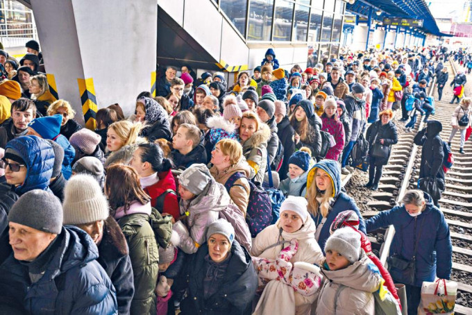 基輔車站擠滿了試圖登上火車前往西部利沃夫的人。