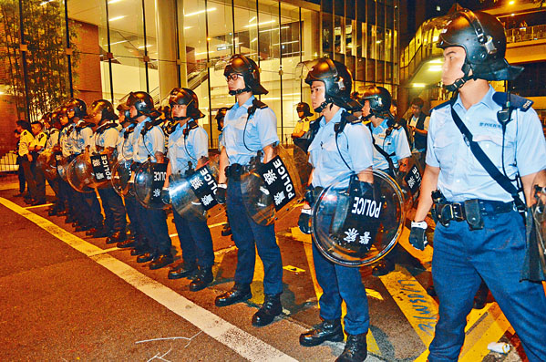 ■包圍警總示威人士半夜散去後，警員在門外布防。
