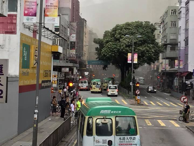 大量浓烟冒出街上。 Tai Po 大埔FB图