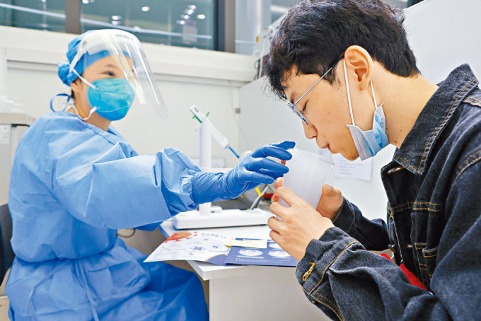 上海市启动吸入用重组新冠病毒疫苗加强剂。