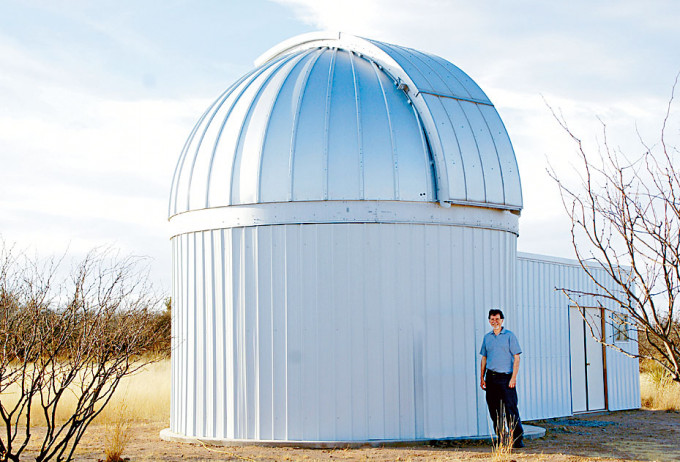 Thomas G Kaye是Raemor Vista觀測站主管，該望遠鏡為新發現的天文物體，提供快速響應的光學追蹤。
