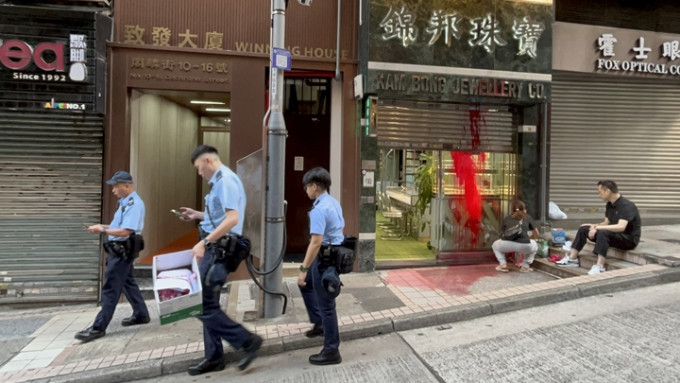 珠宝店被淋泼红油，警方列作刑毁案。杨伟亨摄